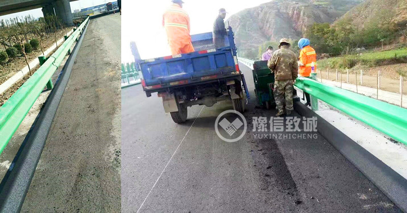 瀝青砂攔水帶成型機施工現(xiàn)場